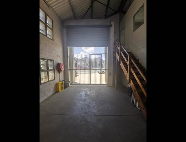 234M² WAREHOUSE TO LET IN AIRPORT INDUSTRIA