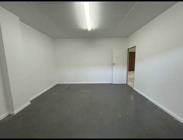 925M² WAREHOUSE TO LET IN PAROW INDUSTRIAL