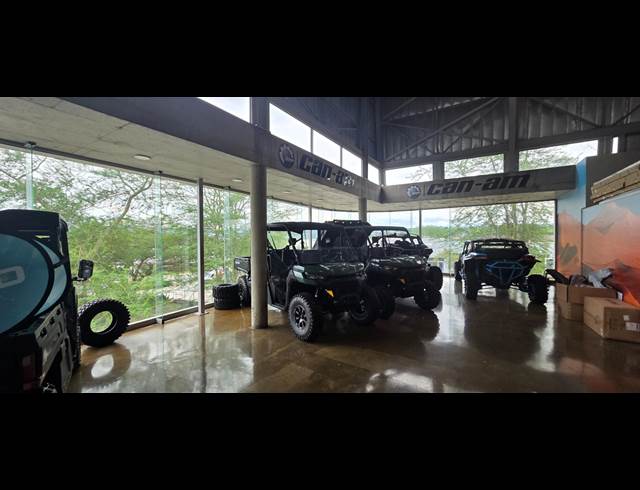 1,360M² SHOWROOM TO LET IN RIVERSIDE PARK