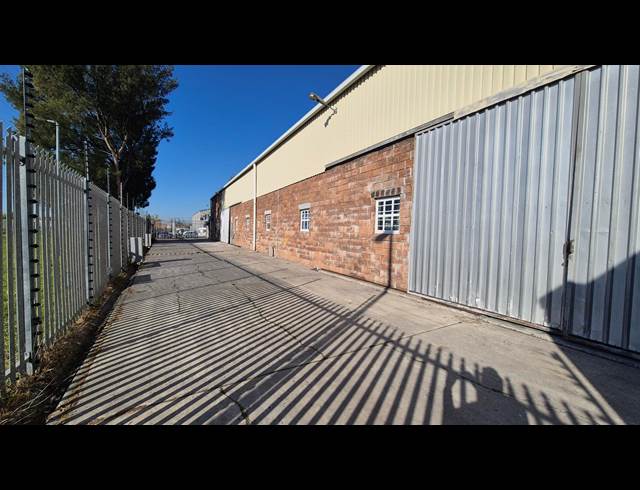 2,330M² WAREHOUSE TO LET IN RETREAT