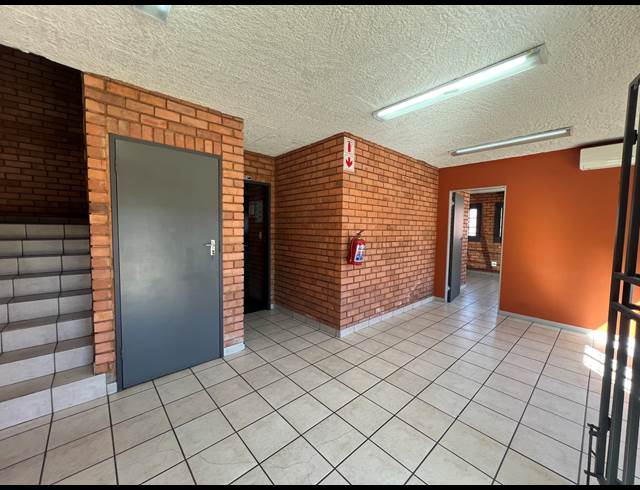 318M² WAREHOUSE TO LET IN HENNOPSPARK INDUSTRIAL
