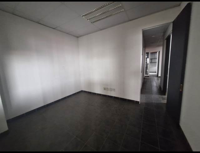 1,140M² WAREHOUSE TO LET IN WYNBERG