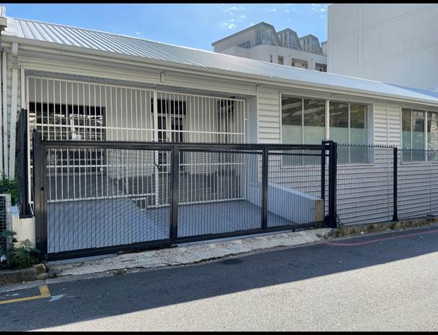 930M² SHOWROOM TO LET IN GARDENS