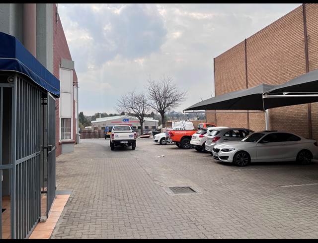 2,720M² WAREHOUSE TO LET IN FOUNDERS VIEW