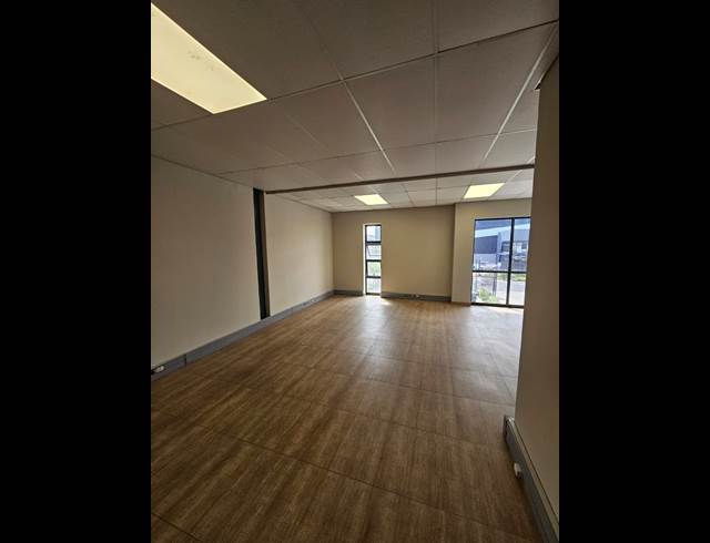 587M² WAREHOUSE TO LET IN STIKLAND INDUSTRIAL