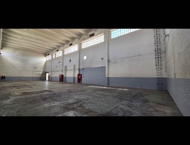 1,200M² WAREHOUSE TO LET IN WELLINGTON CENTRAL