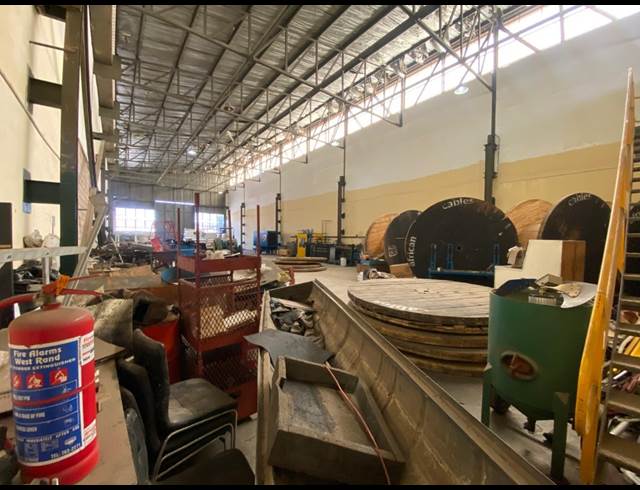 700M² WAREHOUSE TO LET IN LEA GLEN
