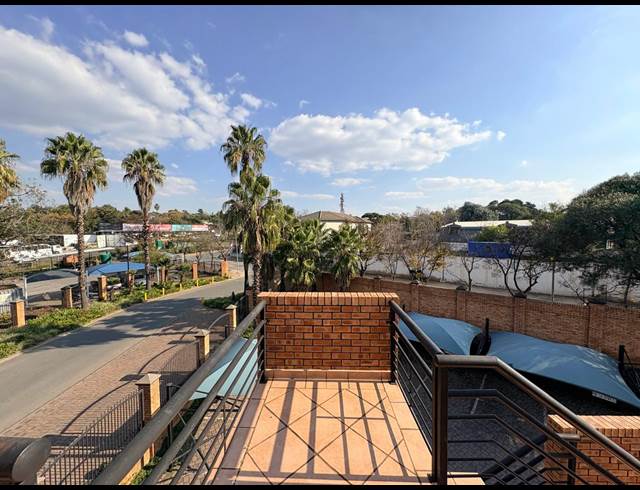 111M² OFFICE TO LET IN FOURWAYS
