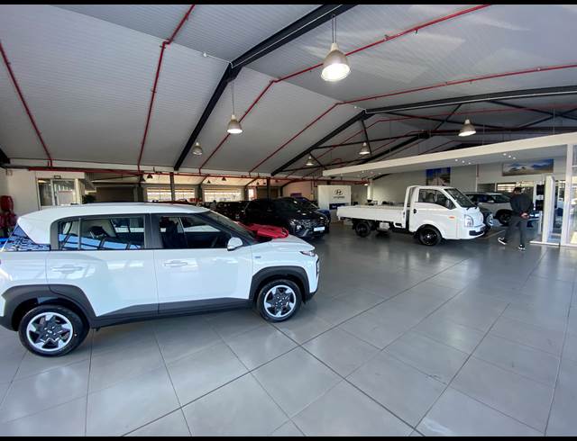 1,903M² SHOWROOM TO LET IN PAARDEN EILAND