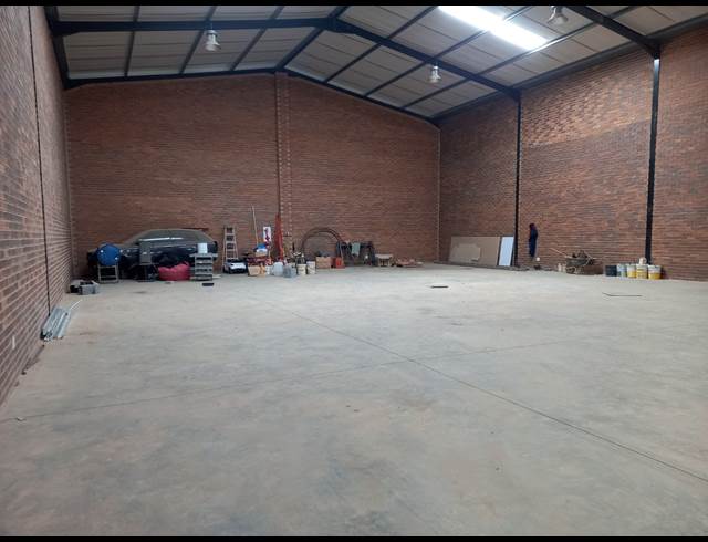 530M² WAREHOUSE TO LET IN POMONA