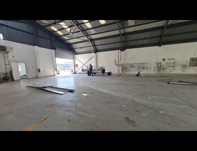 595M² WAREHOUSE TO LET IN OTTERY EAST
