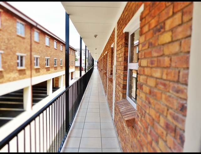 2 bed property to rent in KEMPTON PARK