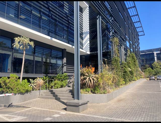 441.30M² OFFICE TO LET IN BRYANSTON