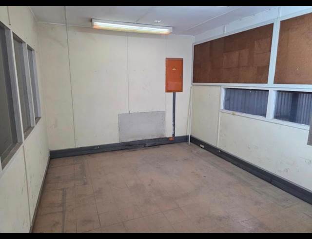 1,072M² WAREHOUSE TO LET IN BURBREEZE