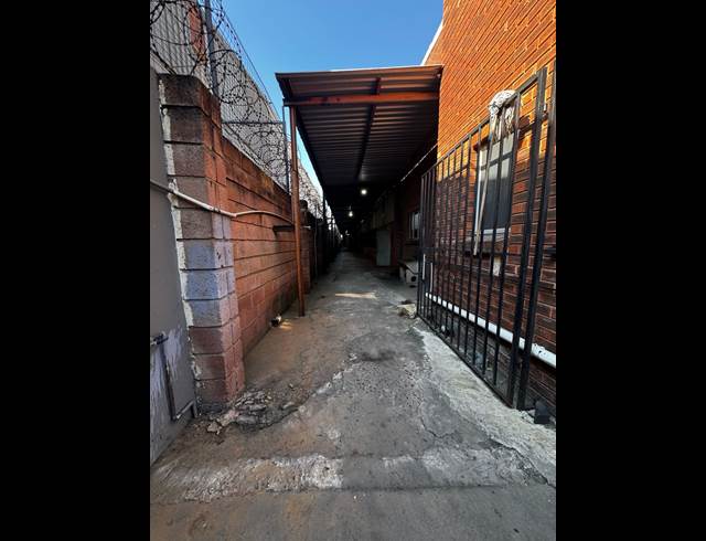 2,250M² WAREHOUSE TO LET IN PHOENIX INDUSTRIAL