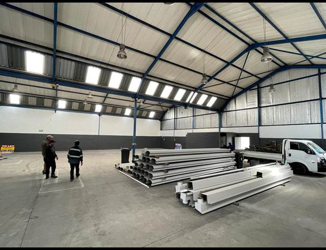 700M² WAREHOUSE TO LET IN STIKLAND INDUSTRIAL