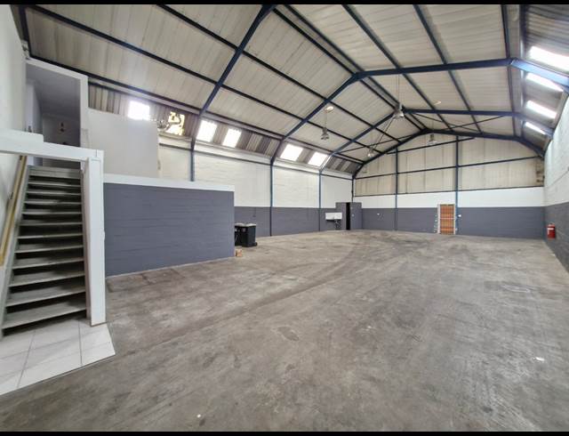 350M² WAREHOUSE TO LET IN STIKLAND INDUSTRIAL