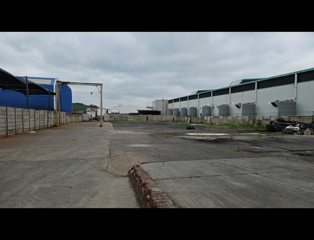 1,100M² WAREHOUSE TO LET IN HUGHES