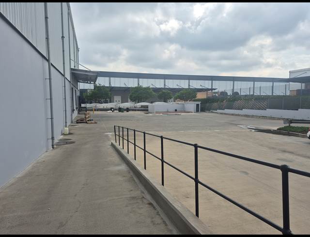 3,280M² WAREHOUSE TO LET IN LONGMEADOW