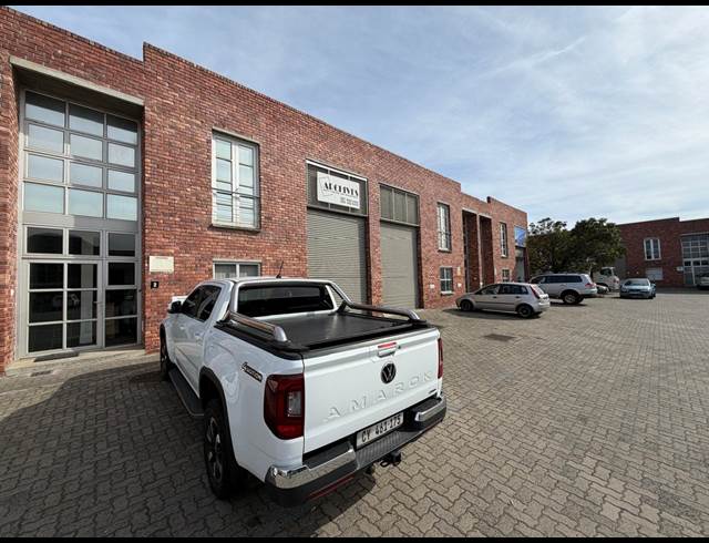 338M² WAREHOUSE TO LET IN STIKLAND INDUSTRIAL