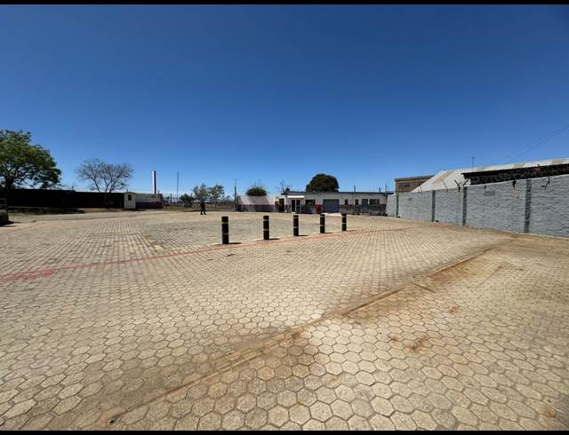 2,000M² INDUSTRIAL YARD TO LET IN CHAMDOR