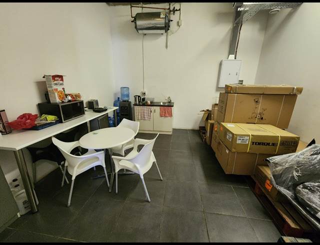 348M² OFFICE TO LET IN PAARDEN EILAND