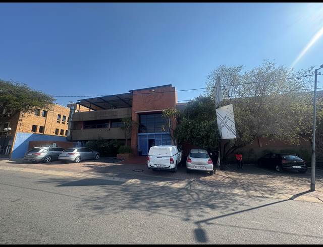 700M² SHOWROOM TO LET IN WYNBERG
