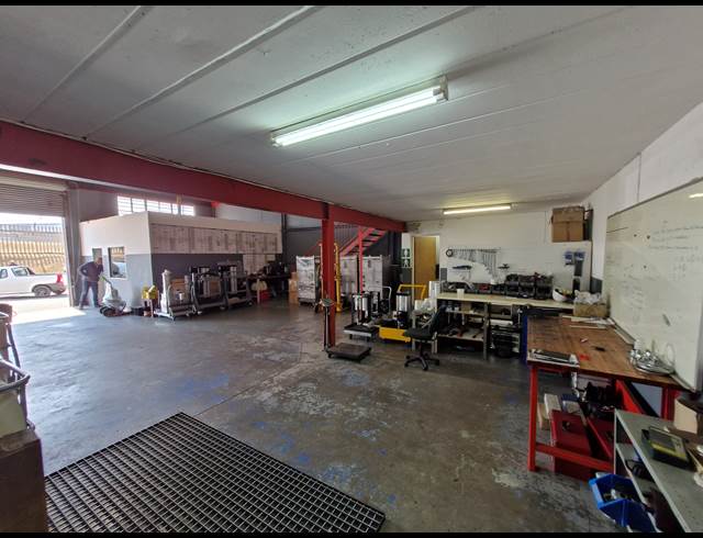 192M² WAREHOUSE TO LET IN JET PARK