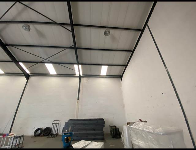 300M² WAREHOUSE TO LET IN KILLARNEY INDUSTRIA