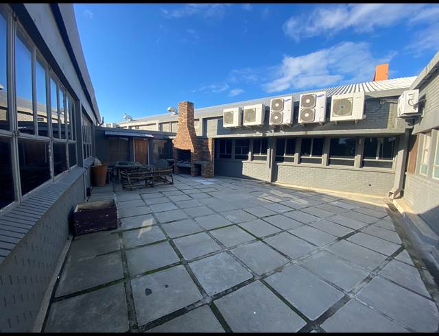 2,350M² SHOWROOM TO LET IN PAARDEN EILAND