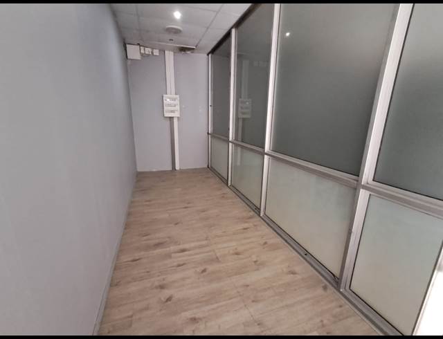 2,248M² SHOWROOM TO LET IN DUNCANVILLE