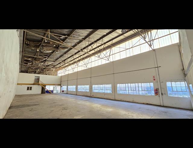 690M² WAREHOUSE TO LET IN STORMILL