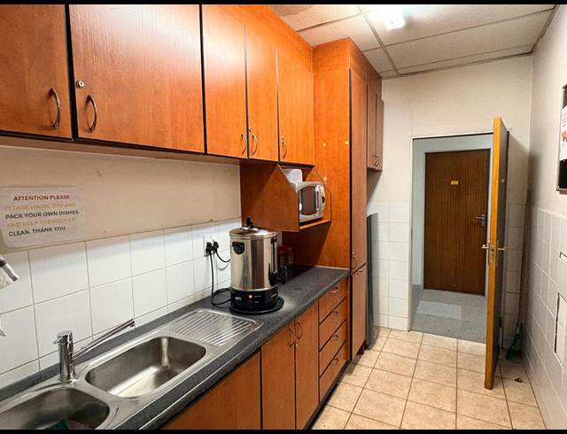 1,525M² OFFICE TO LET IN VORNA VALLEY