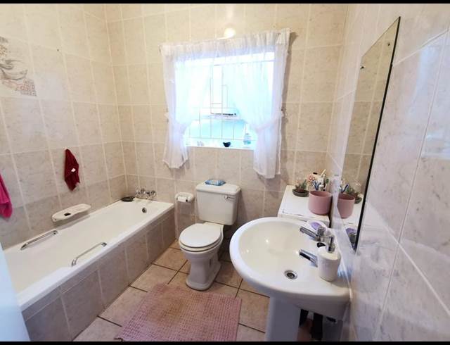3 BEDROOM PROPERTY TO RENT IN GOLF PARK