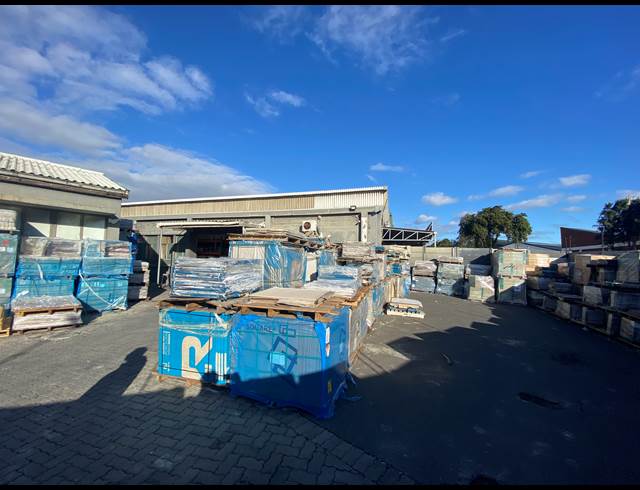 2,350M² SHOWROOM TO LET IN PAARDEN EILAND