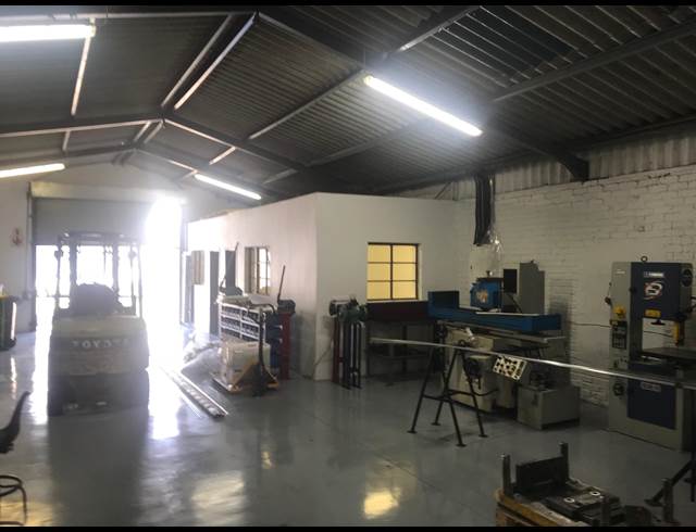 233M² WAREHOUSE RENTED IN STIKLAND INDUSTRIAL