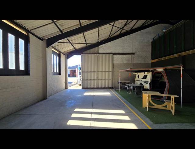 INDUSTRIAL PROPERTY TO RENT IN TRIANGLE FARM