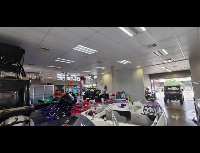 1,360M² SHOWROOM TO LET IN RIVERSIDE PARK