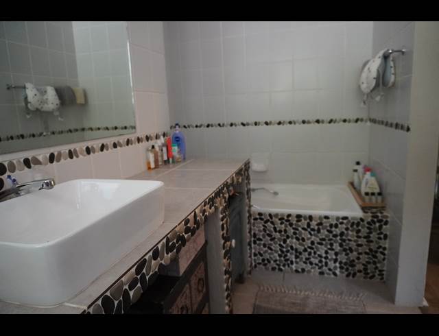 3 BEDROOM FREESTANDING TO LET IN HELDERVUE