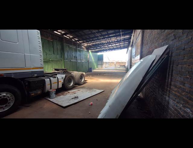 700M² BUILDING TO LET IN VULCANIA