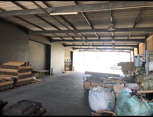 1,220M² WAREHOUSE TO LET IN STIKLAND INDUSTRIAL