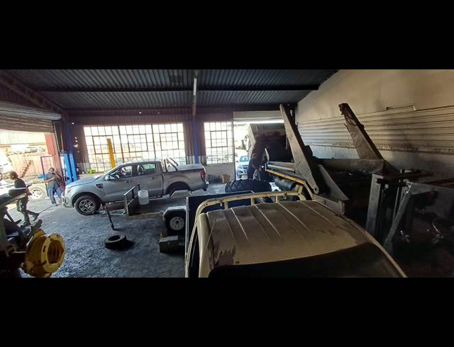 200M² BUILDING TO LET IN VULCANIA