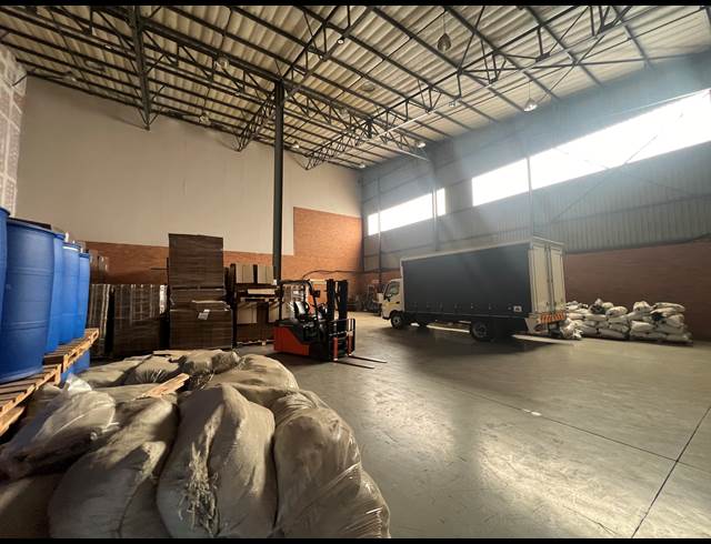 1,378M² WAREHOUSE TO LET IN COSMO BUSINESS PARK
