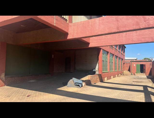 2,100M² WAREHOUSE TO LET IN PARAMOUNT ESTATE