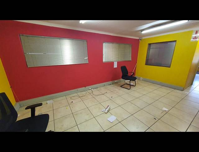 560M² WAREHOUSE TO LET IN JET PARK