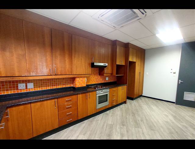 586M² OFFICE TO LET IN BRYANSTON