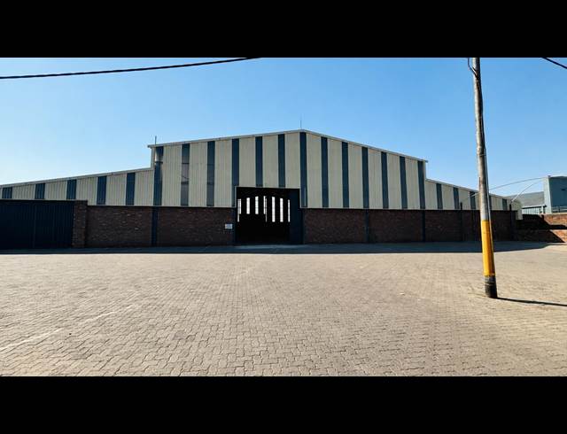 2,100M² WAREHOUSE TO LET IN DUNCANVILLE