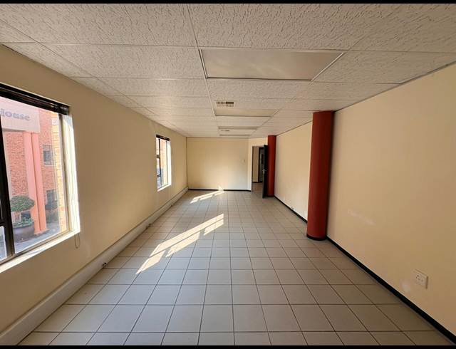144M² OFFICE TO LET IN FOURWAYS