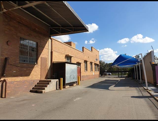 3,042M² WAREHOUSE TO LET IN ROBERTSHAM