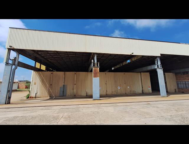 3,890M² FACTORY TO LET IN FACTORIA